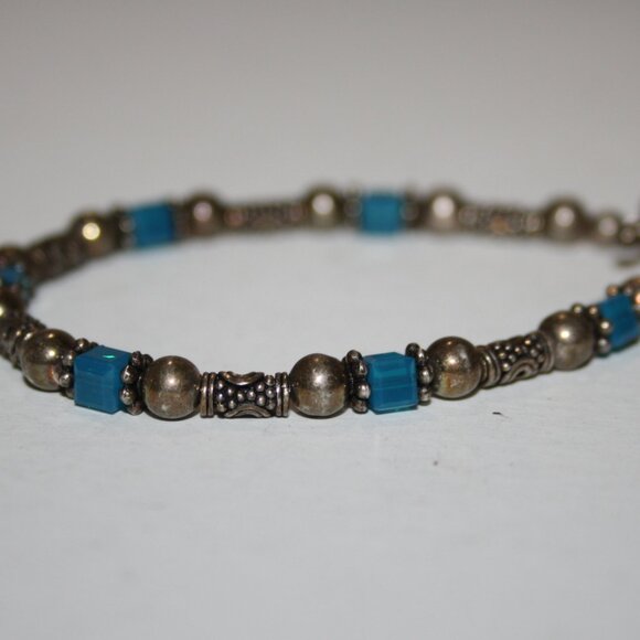 Beautiful silver and blue glass beaded bracelet with toggle clasp 7" - Picture 1 of 4